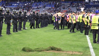 CBA-或遭处罚！巴黎球迷举极端横幅+夺冠后冲场，欧足联已经展开调查