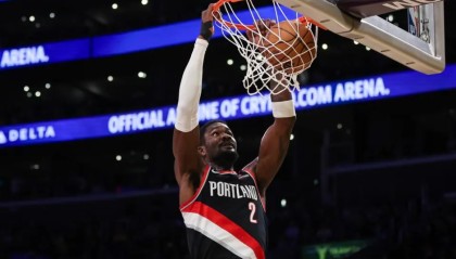 中超-美记：湖人一直致力于补强中锋位置，他们得到艾顿的可能性极大